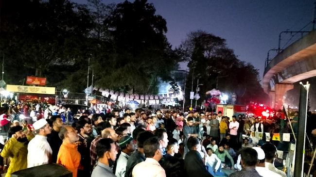 a huge crowd gathers at raju statue demanding ban on a league