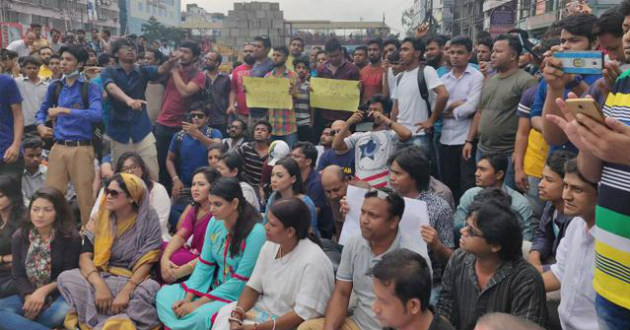 actors are in the road supporting students protesters