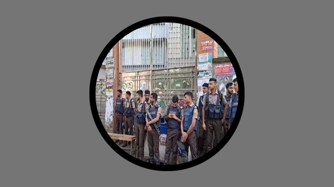 বকশীবাজারে আলিয়া মাদ্রাসায় পুলিশ মোতায়েন