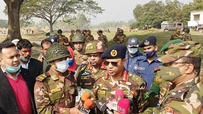 army chief with journalist