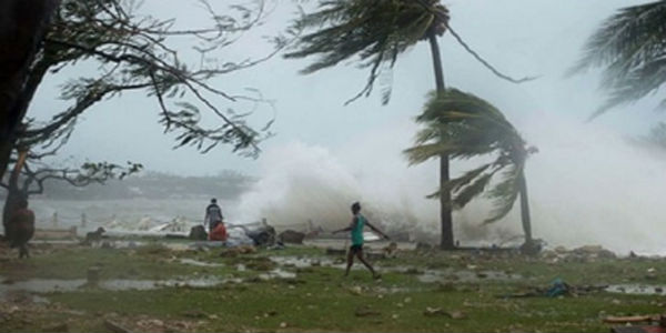attack of cyclone 5 died in bangladesh coast area