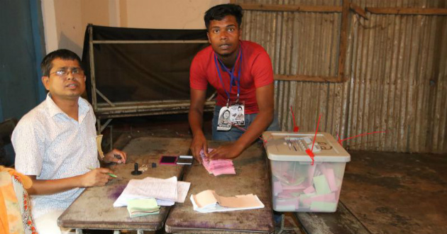 awami league supporter sealed ballot openly