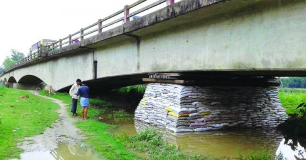 bags of sand using as pillar of a bridge