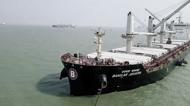 আতঙ্কে হরমুজ না পেরিয়ে আগের অবস্থানে ফিরে গেলো বাংলাদেশি জাহাজ