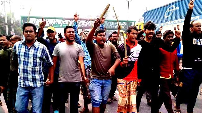 battery run autorickshaw drivers block dhaka aricha highway