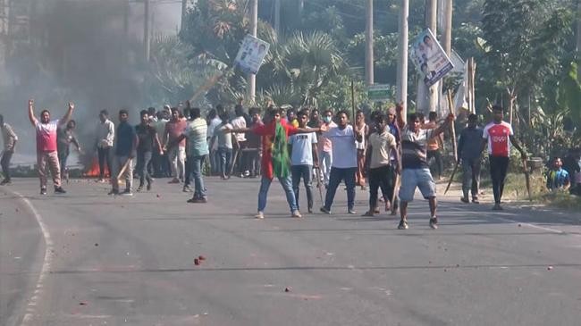 bnp leaders and activists clashed with the police in araihazaar of narayanganj