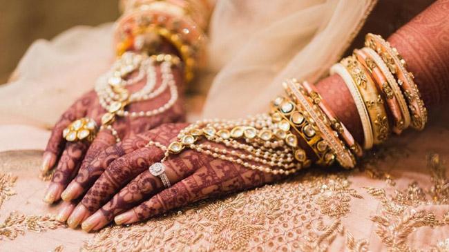 bride hand pic
