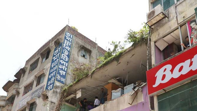 building collapses after the explosion
