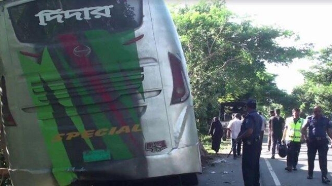 bus collides with tree 4 killed including policeman