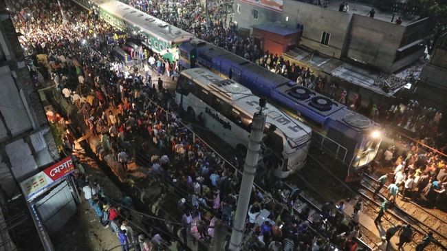 bus train collide in malibagh