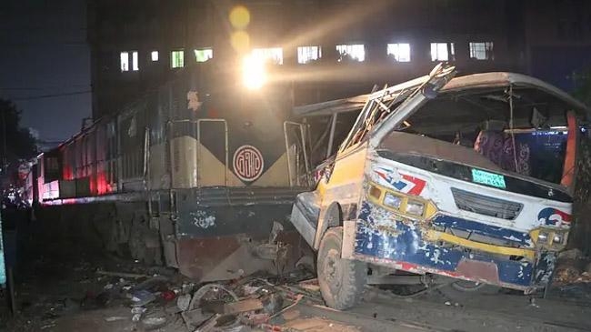 bus was crushed by train