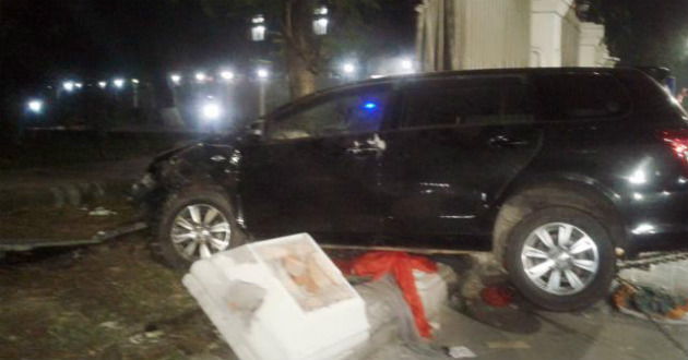 car on footpath one died in dhaka