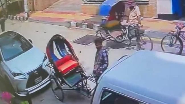 car parts stealing disguise rikshaw puler
