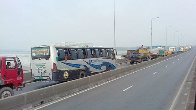 cehicles on bangabandhu bridge