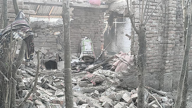 চাঁপাইনবাবগঞ্জে ককটেল বানানোর সময় বিস্ফোরণ, নিহত ২