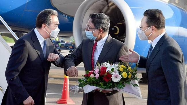 chinas foreign minister wang yi in dhaka