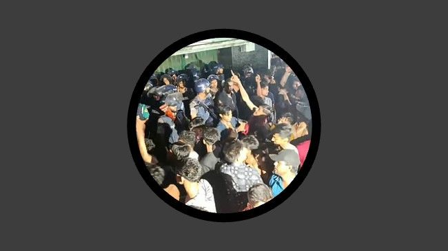 শিশু নির্যাতনের অভিযোগে উত্তাল চট্টগ্রাম: পুলিশকে অবরুদ্ধ করে গাড়িতে আগুন