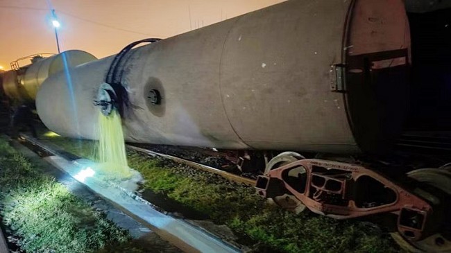 chittagong oiltrain derailed