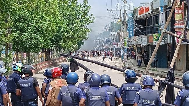 clash between al men and protesters in munshiganj