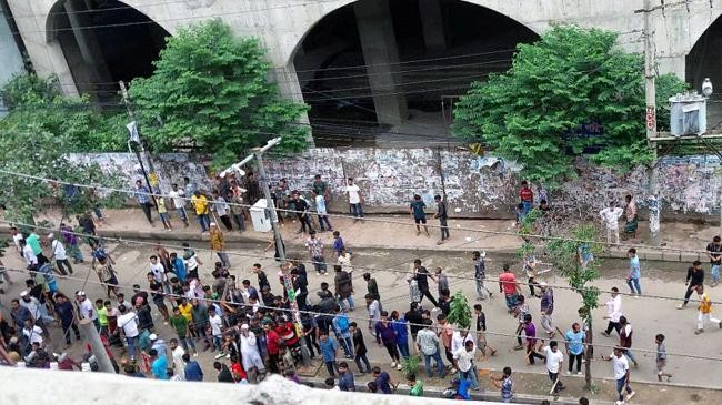 clash between police and protesters in cmm court premises in the capital