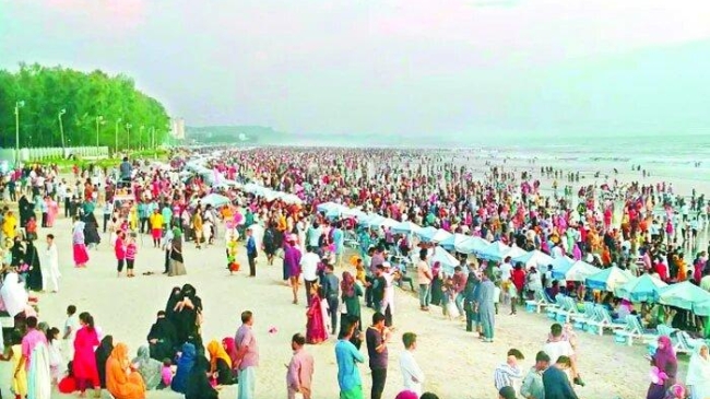 cox s bazar crowded with tourists