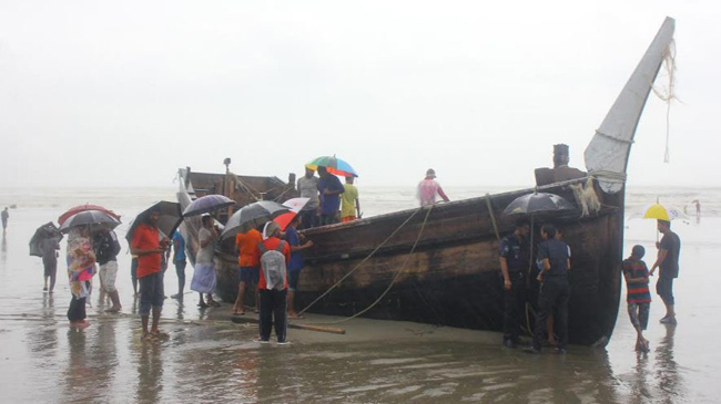 coxs bazar sinking boat.jpeg