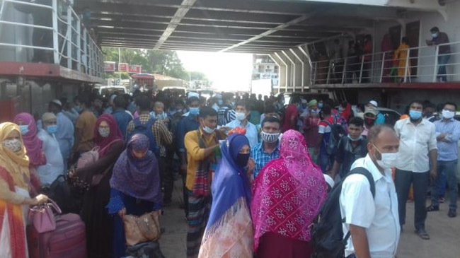 crowd at paturia ferry terminal