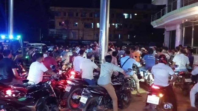 crowd in petrol pump