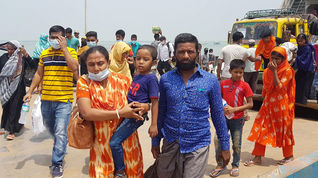 crowds people on ferry 1