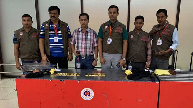 customs employes with gold