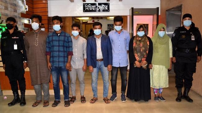 defeat of 800 job candidates