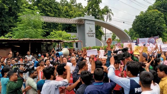 demonstration in front of ruet blockade of dhaka rajshahi highway