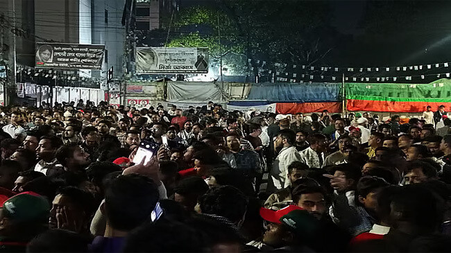 ঢাকা-৮: ফল নিয়ে তীব্র উত্তেজনা, কমিশনার কার্যালয়ের সামনে বিএনপি-এনসিপি মুখোমুখি