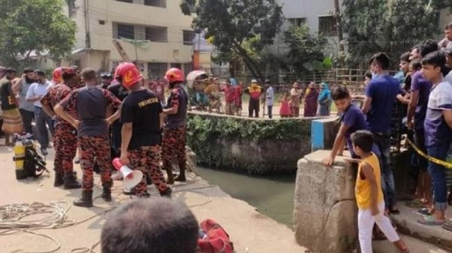 dhaka canal man washed away inner