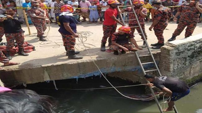 dhaka canal man washed away