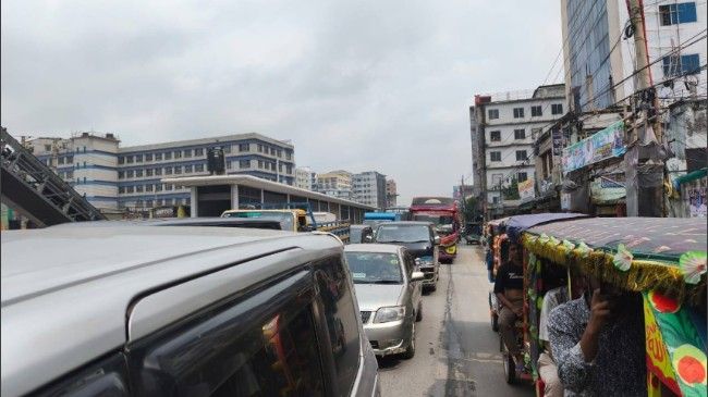 টানা বৃষ্টি ও কারখানার ছুটিতে মহাসড়কে স্থবিরতা, ঘরমুখো মানুষের চরম ভোগান্তি