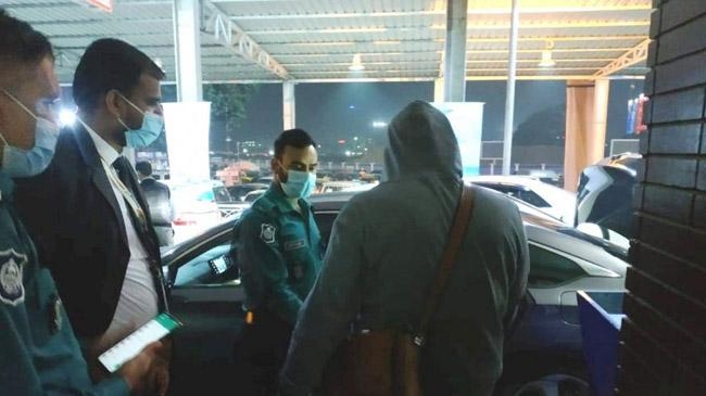 dr murad leaves airport silently