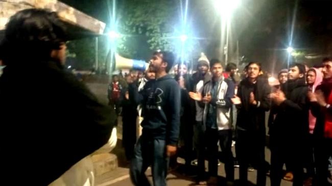 du students protest against shishir bhattacharya for insulting islam and martyrs