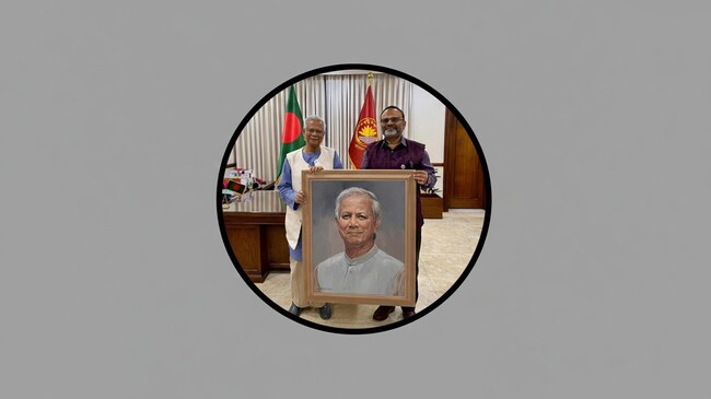 প্রধান উপদেষ্টাকে পোট্রেট উপহার দিলেন ঢাবি উপাচার্য