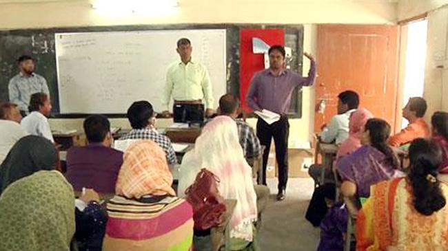 ec giving training to officers