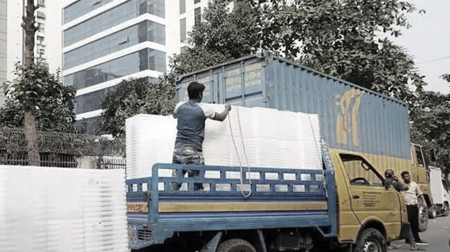 সংসদ নির্বাচন: কেন্দ্রে যাচ্ছে ব্যালট, ঢাকাসহ বড় শহরে পৌঁছাবে সন্ধ্যায়