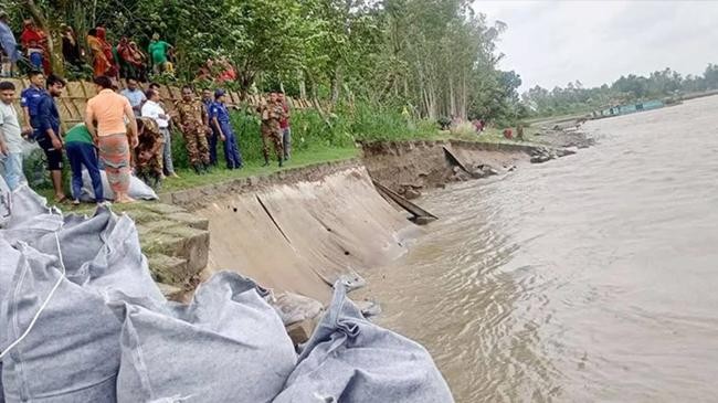 erosion of yamuna river embankment 70 meters submerged