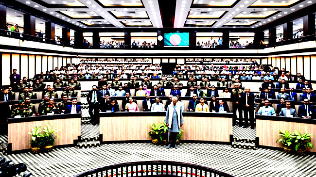 বিদায়ী ভাষণ শেষে ফটোসেশনে অংশ নিলেন ড. ইউনূস