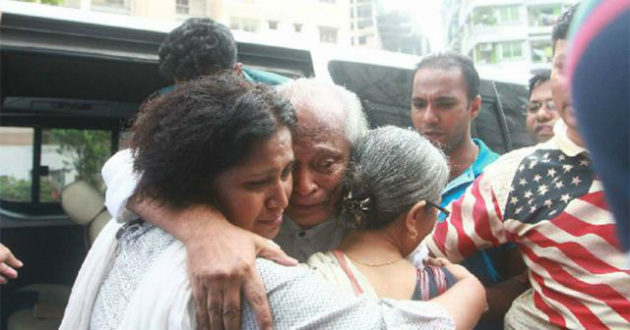 farhad mazhar with family after backing home