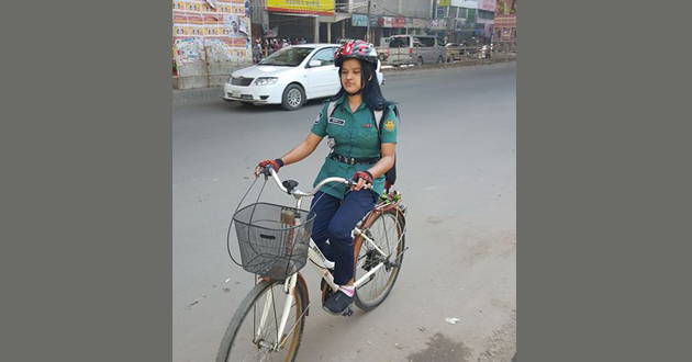 female police riding cycle