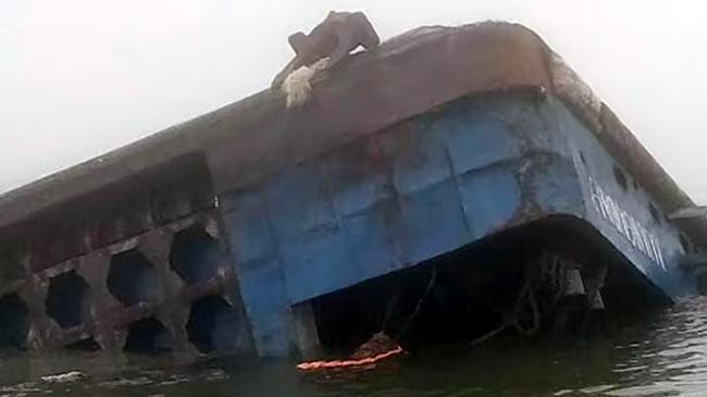 ferry drowns in padma river with vehicles