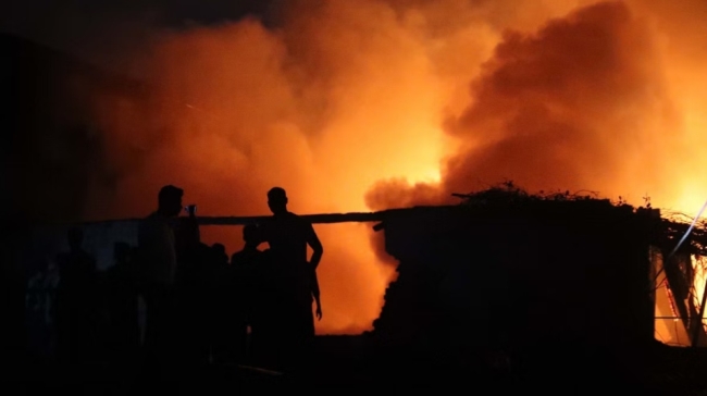 fire breaks out in kunipara slum in tejgaon