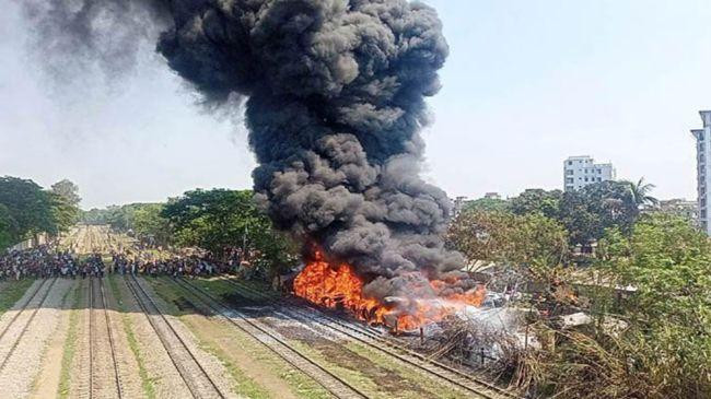 fire engulfs chittagong tyre shop