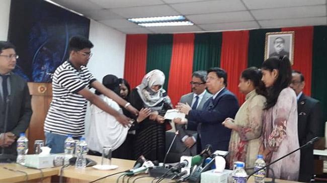 foreign minister give check