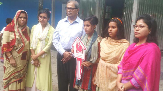 former home minister give key to family